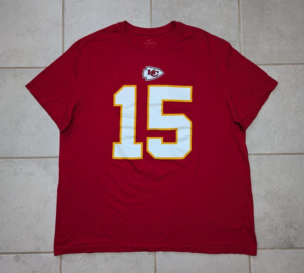 Nike Men's XXL Kansas City Chiefs Patrick Mahomes #15 NFL T-Shirt Red